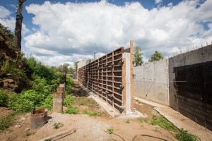 Берегоукрепление подпорными стенками -Строительство набережной в коттеджном поселке - монтаж подпорной стены, формирование русла 